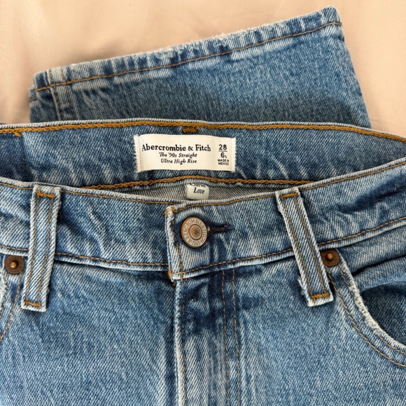 Abercrombie & Fitch 90s Straight Leg Blue Jeans - Picture 2 of 3